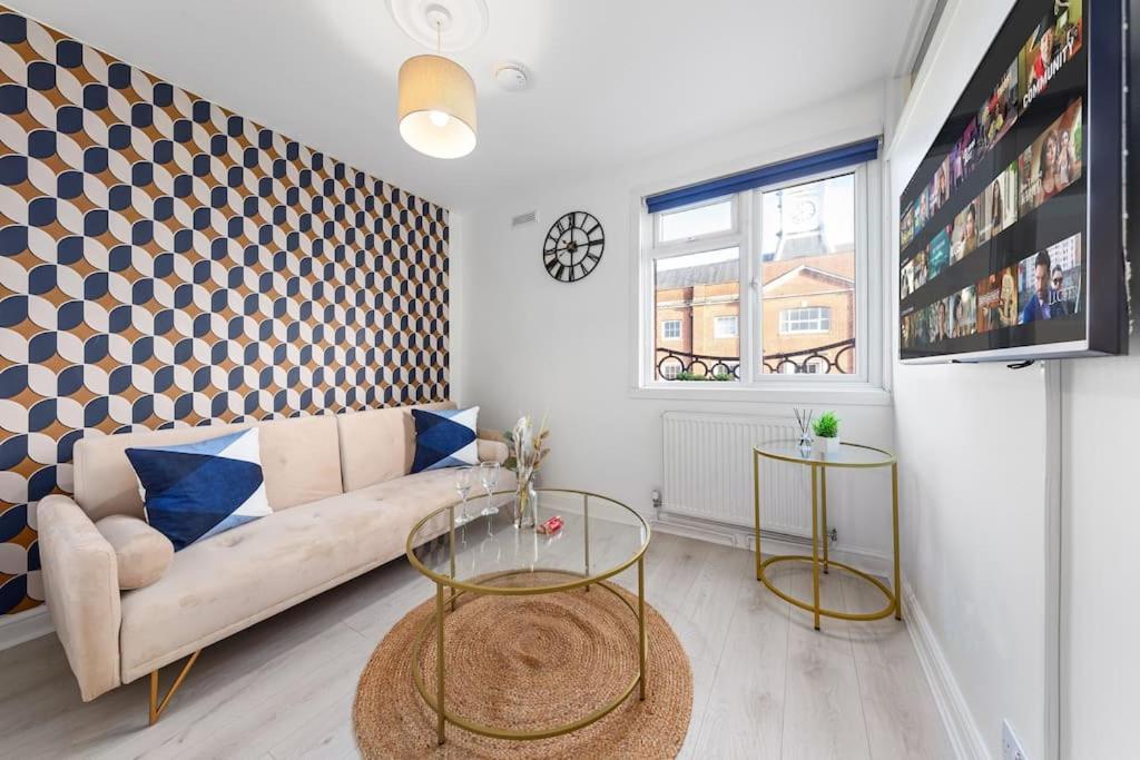 Apartment Central & Modern 1 Bed Apartment - 3Min To Train Station & Sleeps 4 - The Holloway Suite - Mid-Long Term Stays *