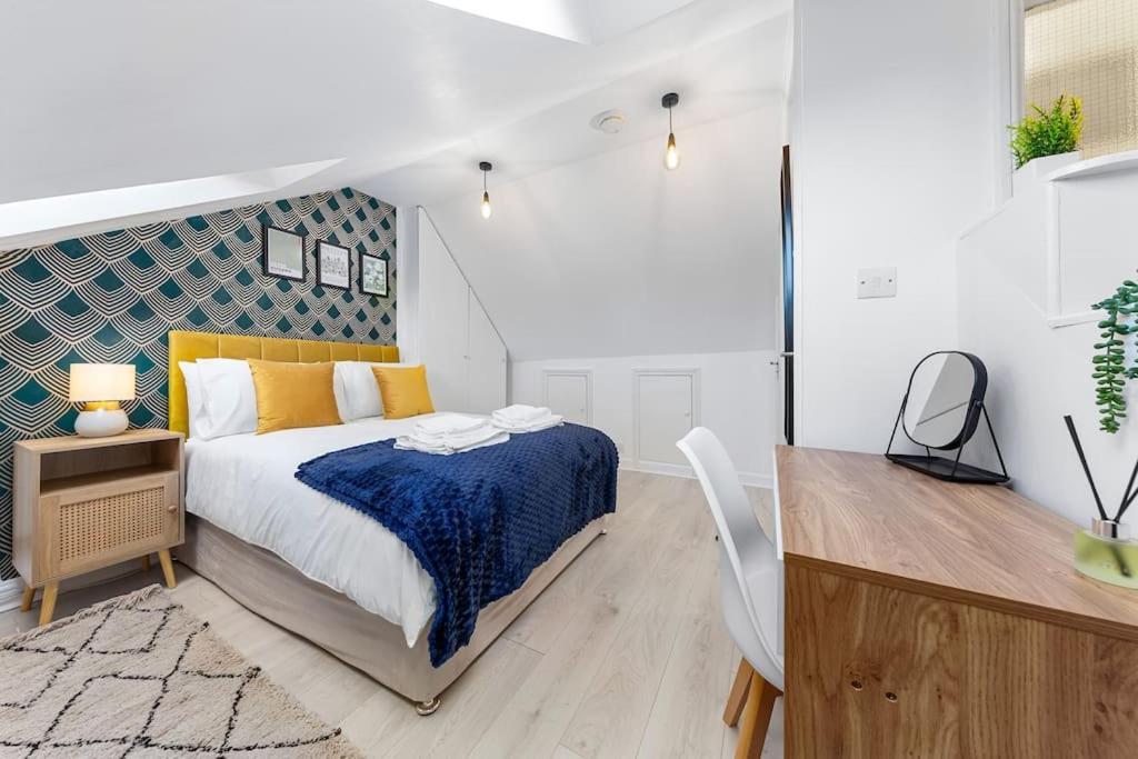 Central & Modern 1 Bed Apartment - 3Min To Train Station & Sleeps 4 - The Holloway Suite - Mid-Long Term Stays *