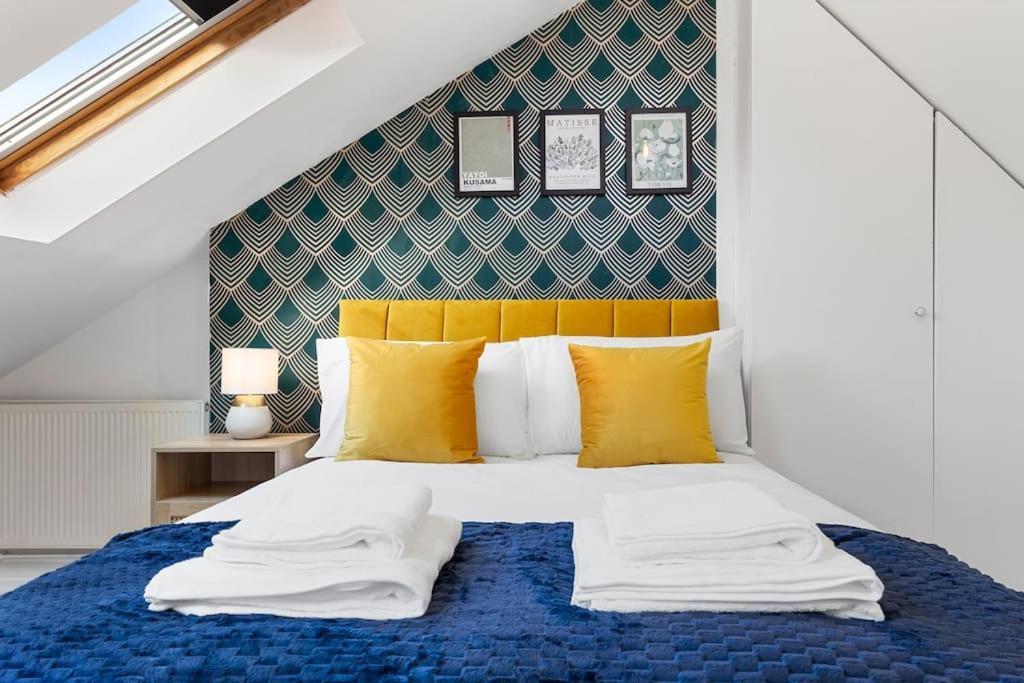 Apartment Central & Modern 1 Bed Apartment - 3Min To Train Station & Sleeps 4 - The Holloway Suite - Mid-Long Term Stays London