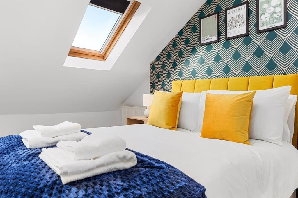 Apartment Central & Modern 1 Bed Apartment - 3Min To Train Station & Sleeps 4 - The Holloway Suite - Mid-Long Term Stays