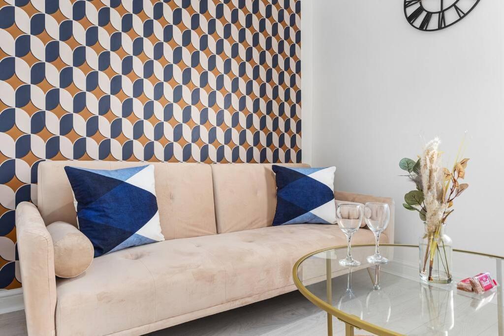 Apartment Central & Modern 1 Bed Apartment - 3Min To Train Station & Sleeps 4 - The Holloway Suite - Mid-Long Term Stays *