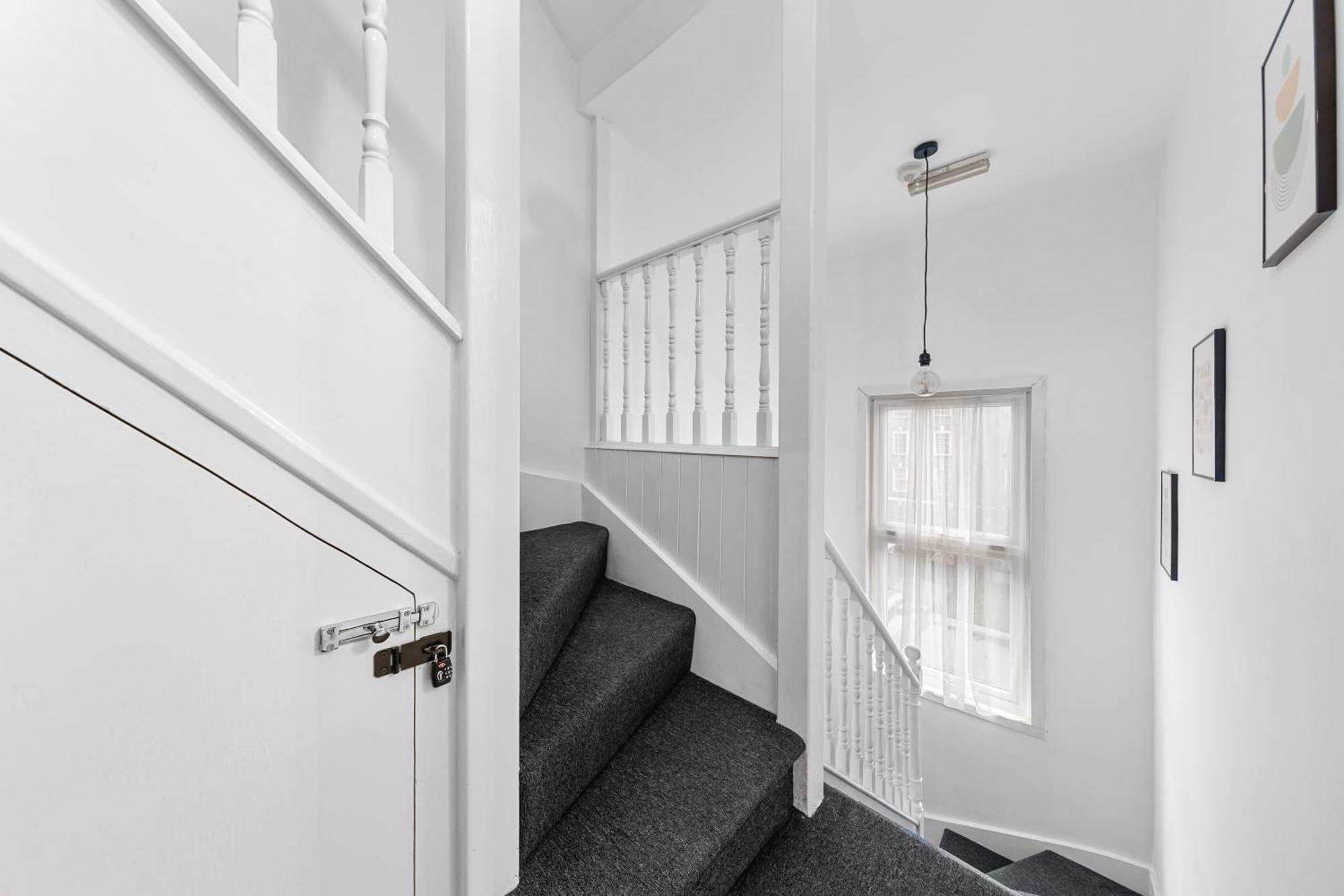 Apartment Central & Modern 1 Bed Apartment - 3Min To Train Station & Sleeps 4 - The Holloway Suite - Mid-Long Term Stays *